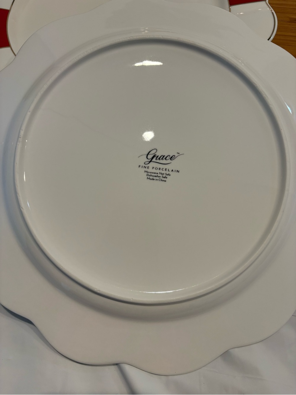 Grace Red and White Scalloped Rim Dinner Plates Set of 3 Mint - Picture 4 of 9